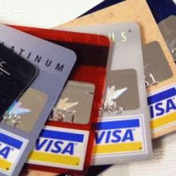 Обслуживание банковских платёжных карт дорожает