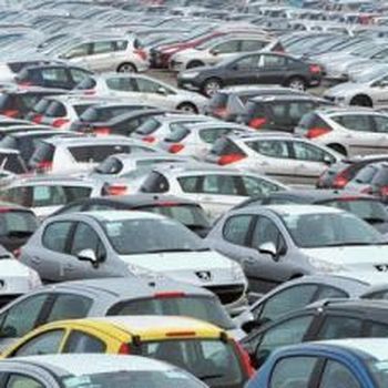 Продажи легковых авто в Украине выросли на треть.