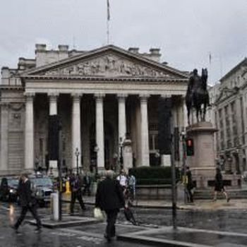 Британский Центробанк: пришло время срочно повышать запасы капитала.
